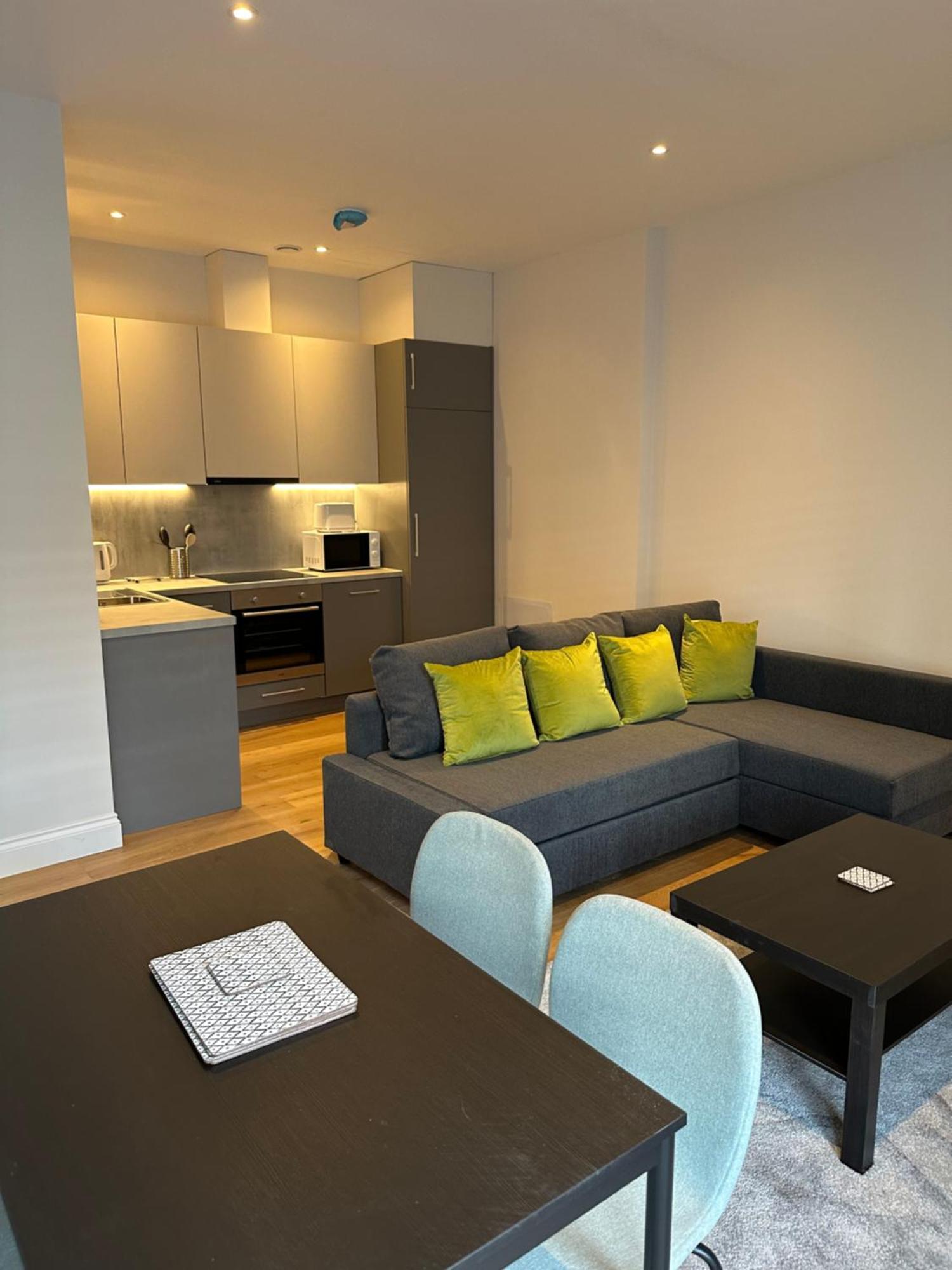 Winchester Street Apartments By Urban Abode บาซิงสโตค ภายนอก รูปภาพ